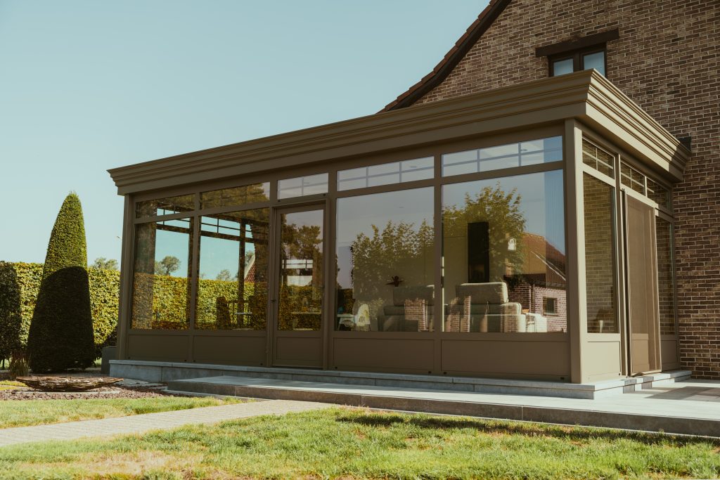 Landelijke woonveranda met kruisverdeling en aluminiumpanelen